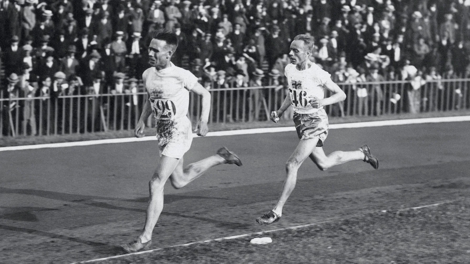 Villa Ritola running in a track event at the 1924 Paris Olympics.